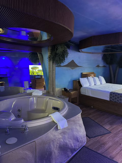 Signature Room | Iron/ironing board, free WiFi, bed sheets