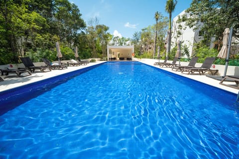 3 outdoor pools, free cabanas