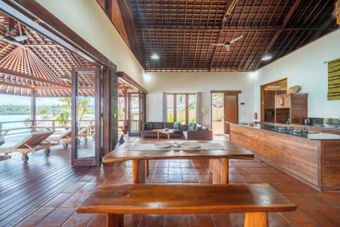 Villa, 2 Bedrooms, Ocean View | Dining room