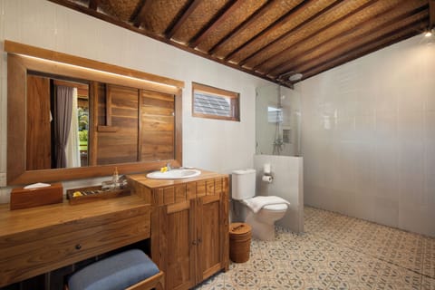 Premium bedding, in-room safe, desk, laptop workspace