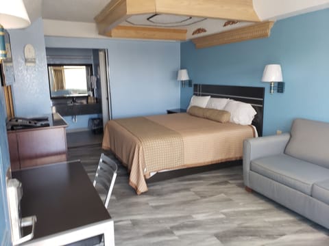 Single Room | Desk, bed sheets