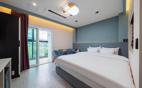 Classic Double Room, Mountain View | Premium bedding, memory foam beds, free WiFi, bed sheets