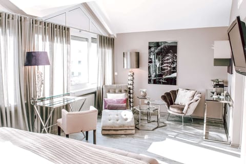 Design Double Room | Premium bedding, desk, blackout drapes, soundproofing