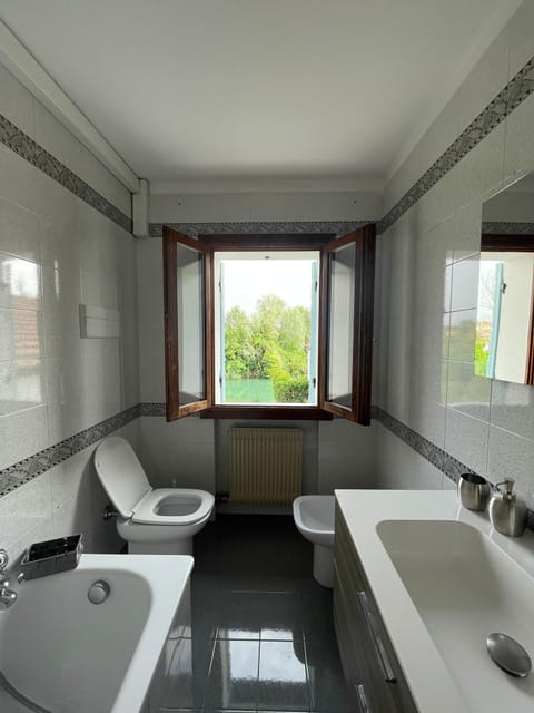 Basic Double Room Single Use, River View | Bathroom | Hair dryer, towels, soap, shampoo