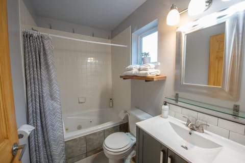 Full bath with tub/shower