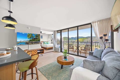 Beautifully renovated 1BR with majestic Mountain views, just 1 block from beautiful Waikiki Beach. After a long day at the beach, enjoy the evenings by watching your favorite TV shows on our 65" smart TV, or just relax on the lanai and enjoy the view