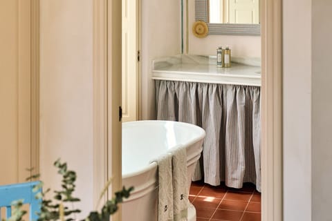 Premium bedding, down comforters, in-room safe, desk