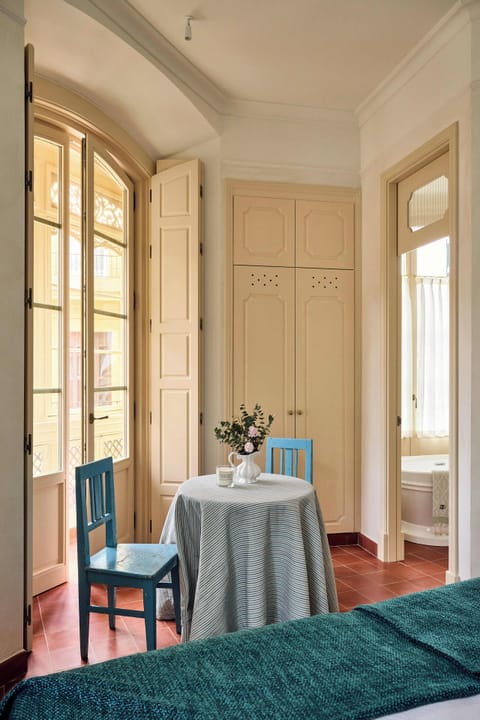 Premium bedding, down comforters, in-room safe, desk