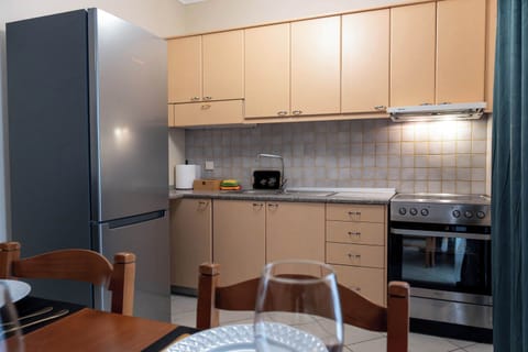 Fully Equipped Kitchen with Modern Appliances and Cabinets – Practical space for cooking home-style meals.