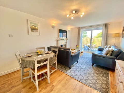 Living room diner in Heidaway Holiday Cottage, Padstow, North Cornwall