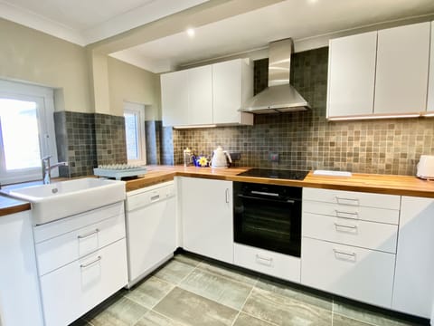 Sink and oven in the kitchen of Morwennol holiday cottage in Harlyn Bay, Padstow, North Cornwall