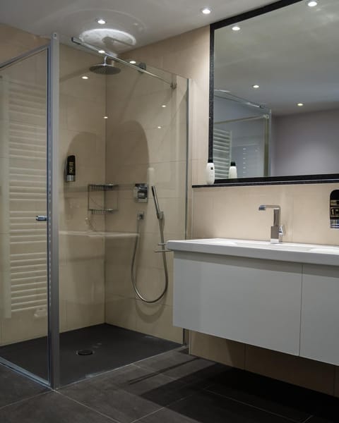 Deluxe Room, Balcony, Courtyard View | Bathroom | Hair dryer, towels, soap, shampoo