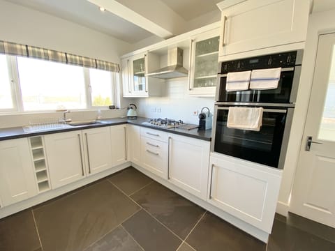 Double oven in kitchen of Trevillian Holiday Cottage, Padstow, North Cornwall