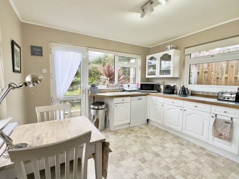 Table and kitchen of 36 Egerton Road Holiday Cottage, Padstow, North Cornwall