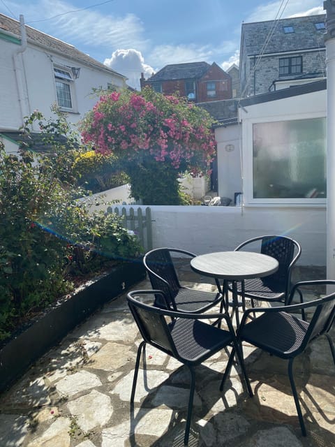 Outside seating on patio of Little Penty Holiday Cottage, Padstow, North Cornwall