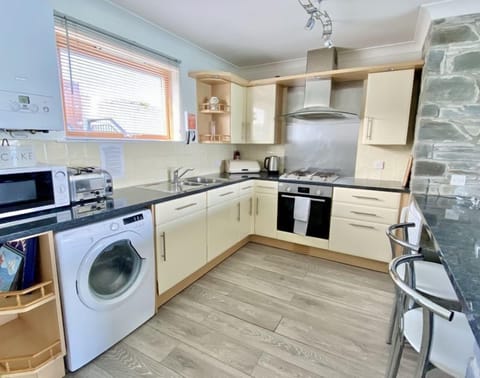 Kitchen of 14 The Boatyard, Padstow, North Cornwall