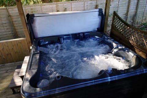 Cabin | Outdoor spa tub