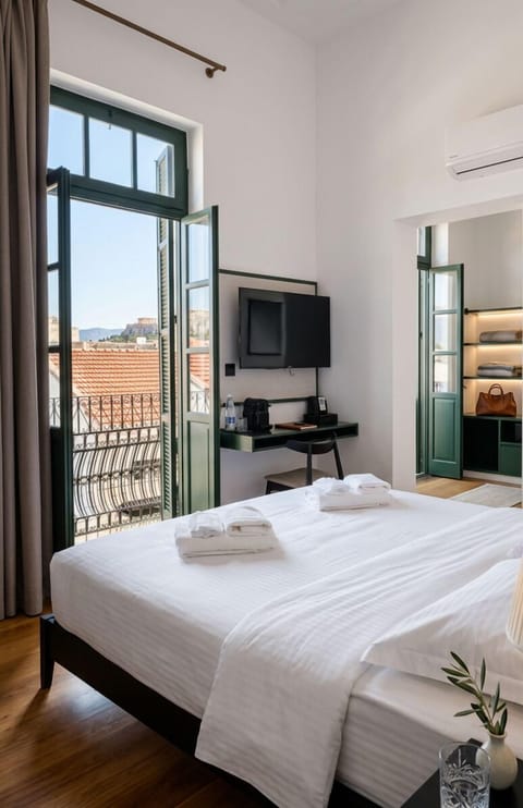 Junior Studio Suite, Balcony, City View | Hypo-allergenic bedding available, minibar, in-room safe, soundproofing