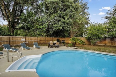 You will enjoy cool ing off in the pool on a hot day! 
(Not a heated pool) 
