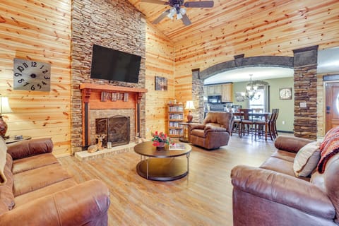 Trenton Vacation Rental | 5BR | 3BA | 3,500 Sq Ft | 2 Steps Required