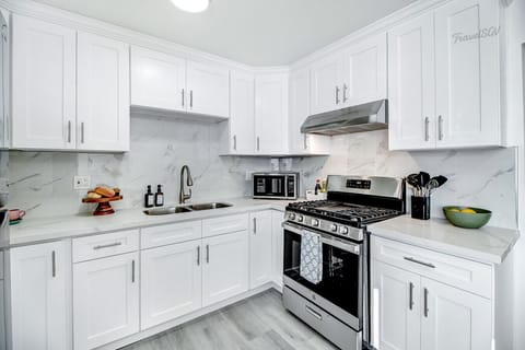 Whether it`s breakfast in bed or dinner for the crew, this kitchen is made to serve memories. #travelsgvcertified