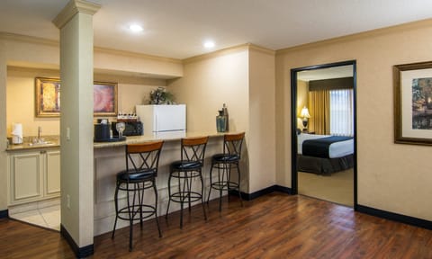 Egyptian cotton sheets, premium bedding, pillowtop beds, desk