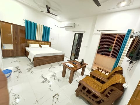 Luxury Room, 1 King Bed, Balcony, Park View | Free WiFi