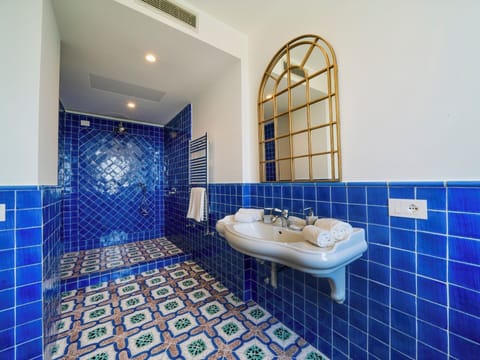 Deluxe Double or Twin Room, Sea View | Bathroom | Hair dryer, towels, soap, shampoo