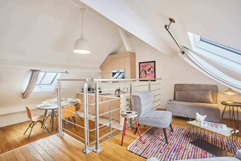 Salon avec canapé, fauteuils et TV
