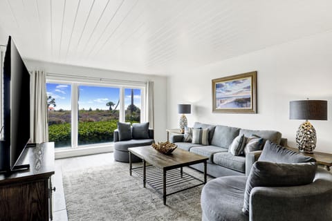 109 Shorewood | Living room w/ ocean views - 109 Shorewood | Living room w/ ocean views