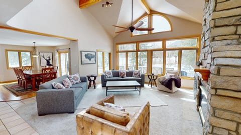 Spacious Living Area - Spacious Living Area