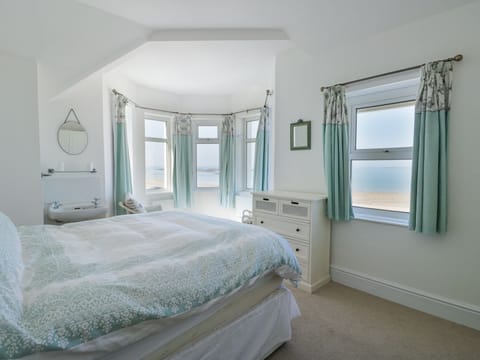 4 bedrooms, individually decorated, individually furnished, free WiFi