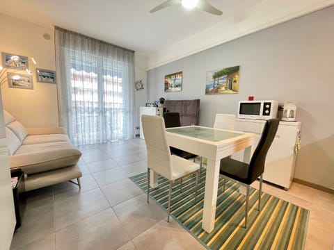 Apartment, 1 Bedroom, Balcony, City View | Dining room