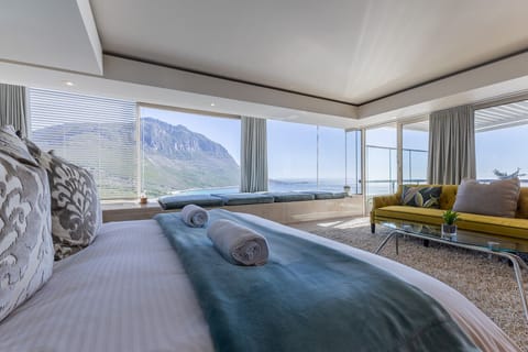 Queen Suite with Sea View | Premium bedding, minibar, soundproofing, free WiFi