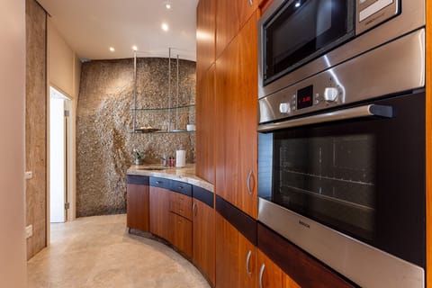 Deluxe Suite with Sea View 5 | Private kitchen | Mini-fridge, microwave, electric kettle