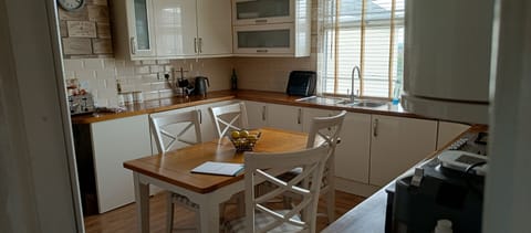 Deluxe Room, Courtyard View | Private kitchen