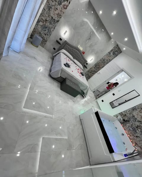 Deluxe Suite | Desk, iron/ironing board