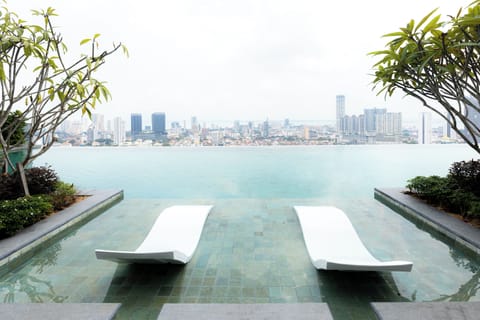 2 outdoor pools
