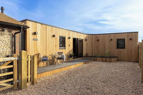 Welcome to Fieldfare Cabin, a quiet and spacious base to explore the local beaches, coastal paths and surrounding villages.