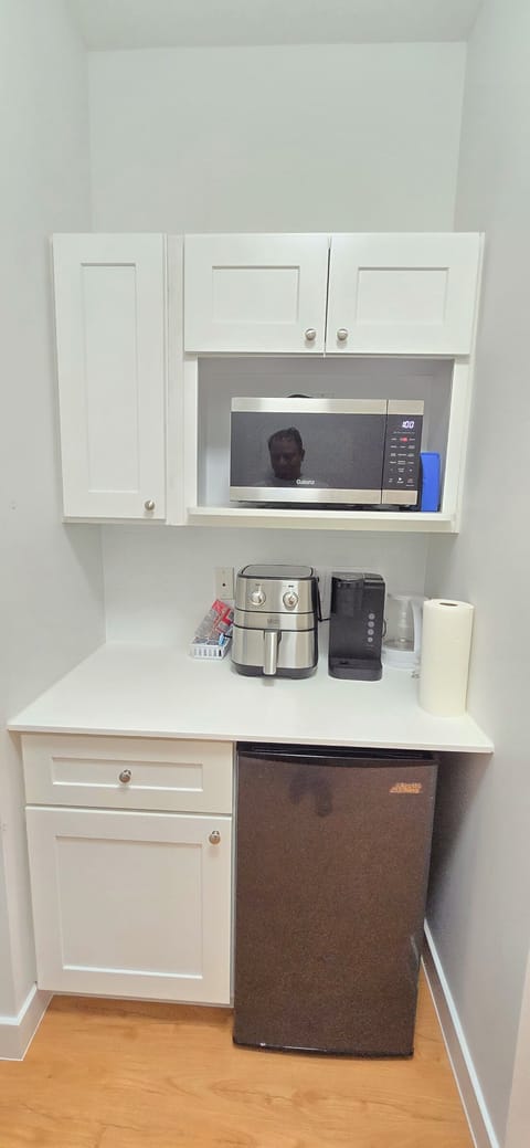 Executive Room | Private kitchenette | Mini-fridge, microwave, coffee/tea maker, electric kettle