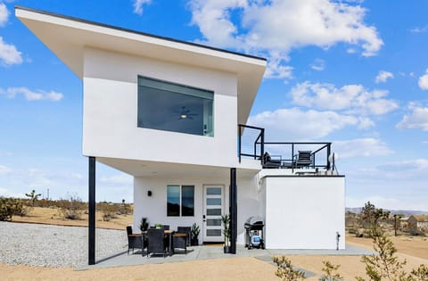Welcome to our stylish Joshua Tree rental — modern, serene & desert-facing.