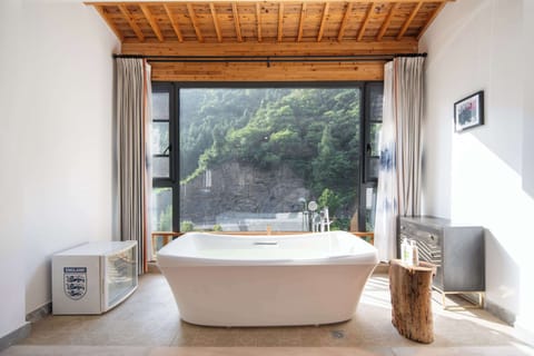 Luxury Suite, Mountain View | Deep soaking bathtub