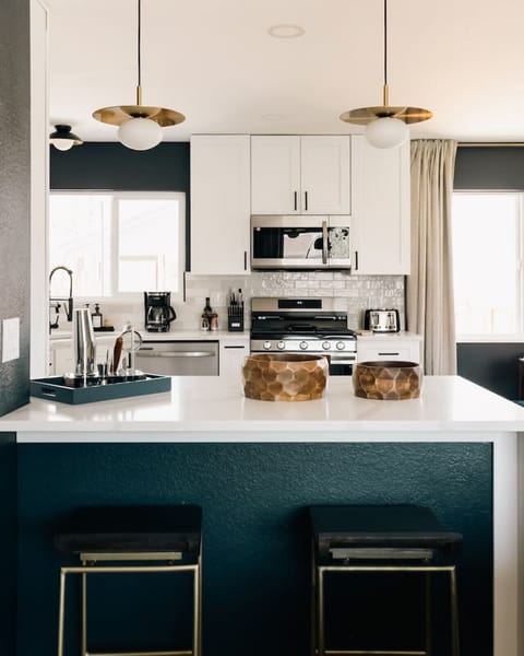 Stunning, fully stocked kitchen with designer finishes