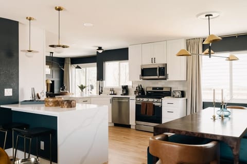 Stunning, fully stocked kitchen with designer finishes