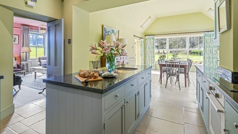 Preparing meals here is a dream.