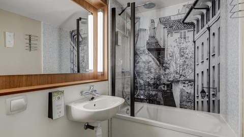 Combined shower/tub, eco-friendly toiletries, hair dryer, towels