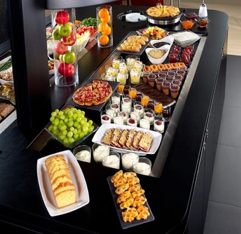 Daily to-go breakfast (EUR 12.9 per person)