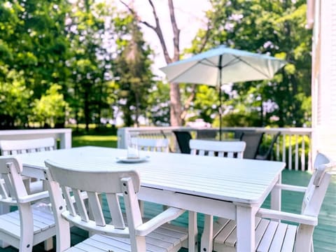 Enjoy Alfresco Dining with the Gentle Breeze of Lake Michigan