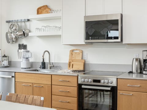 Full gourmet kitchen