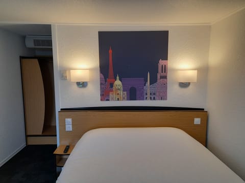 Standard Room, 1 Double Bed | Premium bedding, desk, blackout drapes, iron/ironing board